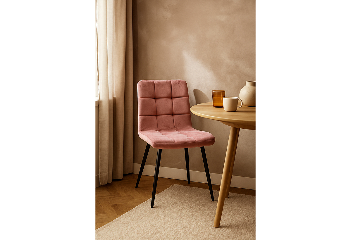 Απεικονίζεται η καρέκλα σε δωμάτιο.